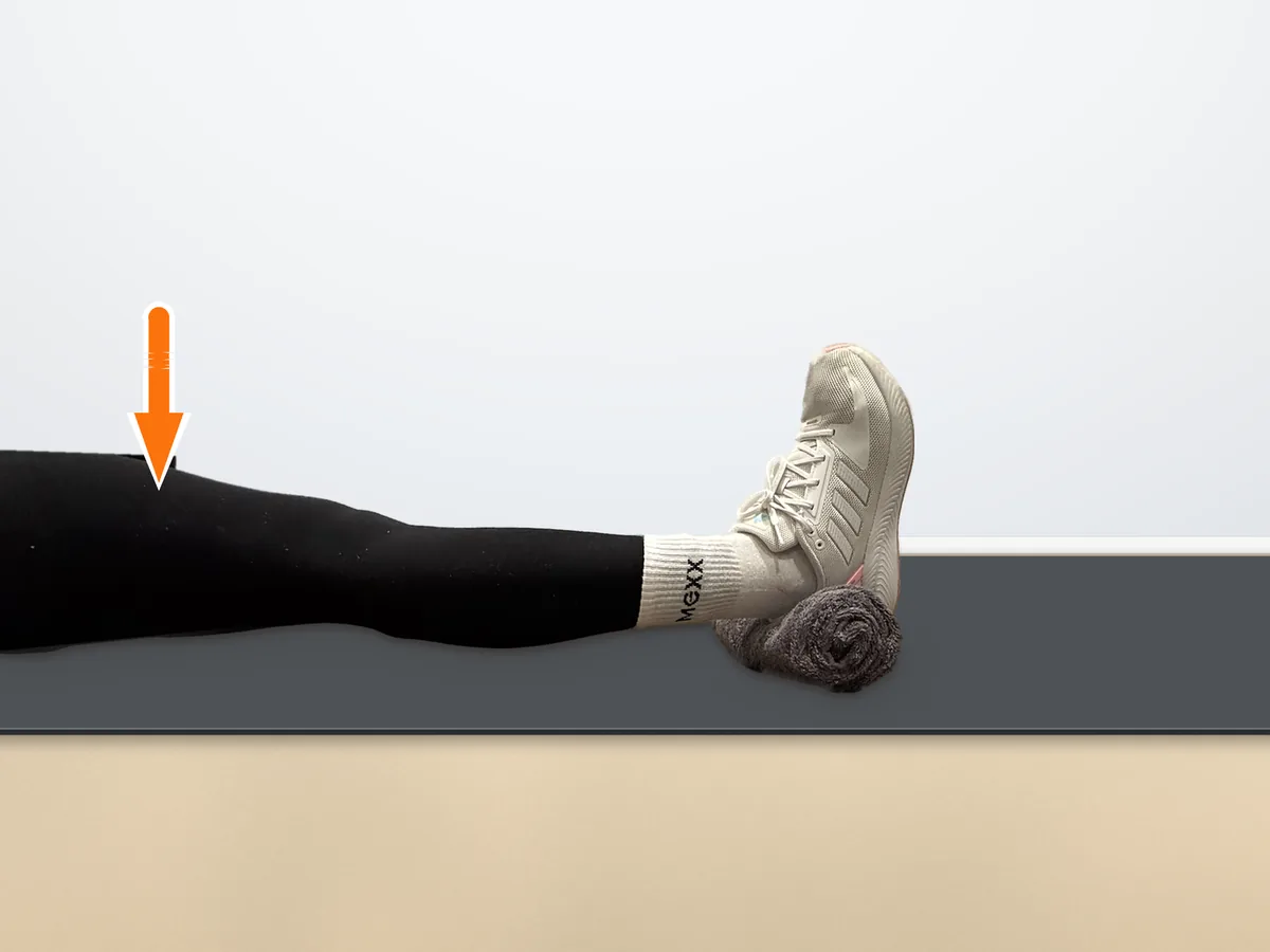 Knie strekken met je hiel op de rol - knie rustig richting de grond duwen